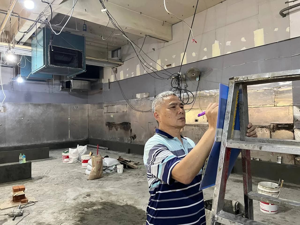 現場人員核對施工位置。